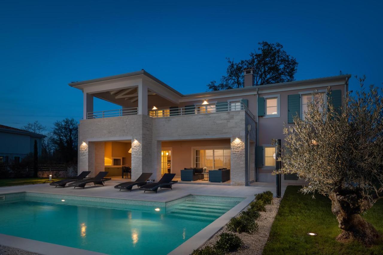 Villa Estelle By Ilc Бртонигла Экстерьер фото
